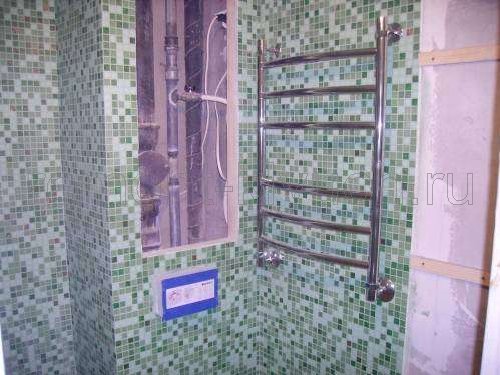 Облицовка стен сантехнического короба из ГКЛ керамической мозаикой, установка полотенцесушителя